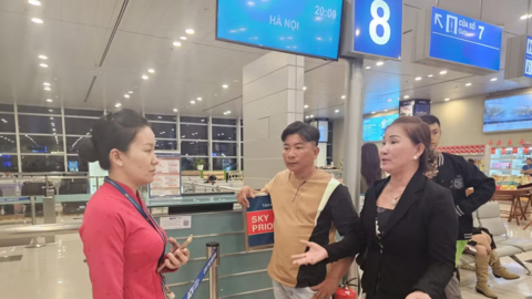 Hành khách bức xúc vì bị hủy chuyến bay sau cả ngày chờ đợi