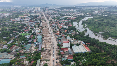 Quốc lộ 6 ùn tắc kéo dài, người dân chật vật di chuyển qua đại công trường