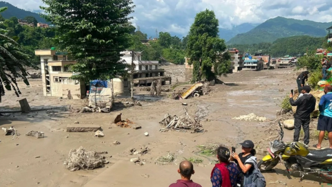 Nepal an táng hàng trăm nạn nhân lũ quét chưa rõ danh tính