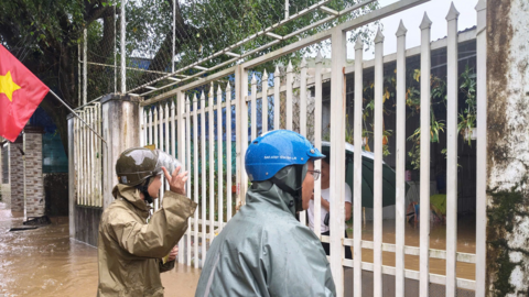 Gia Lai: Nước dâng cao, công an, bộ đội cõng trẻ nhỏ di chuyển dân khỏi vùng ngập lụt