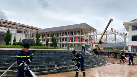 Tuổi trẻ Công an TP Huế làm sạch trường lớp ở 2 trường vùng cao trước thềm năm học mới