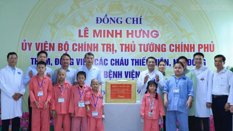 Thủ tướng Lê Minh Hưng trao quà của Tổng Bí thư, Chủ tịch nước Tô Lâm tặng các bệnh nhi ung thư