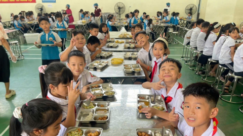 Suất ăn 40.000 đồng bị chê 'toàn tóp mỡ', trường dừng bán trú