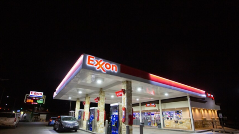 Giá dầu diesel lập đỉnh kỷ lục, bang Texas ban bố tình trạng khẩn cấp