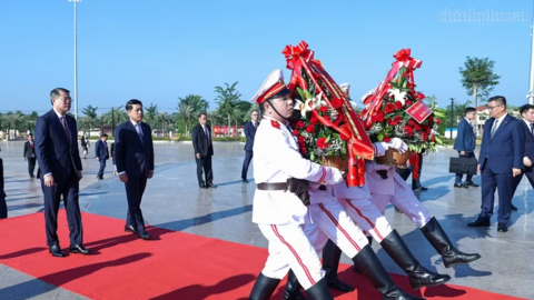 Hai Thủ tướng Việt Nam và Lào dâng hoa tại Công viên Hữu nghị Lào - Việt Nam