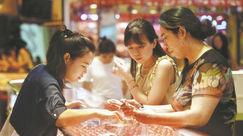USD và dầu thô giảm, vàng tăng giá trước báo cáo lạm phát Mỹ