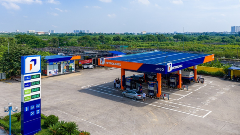 Xăng dầu giảm giá kép, 14 doanh nghiệp chủ động hạ thêm giá bán