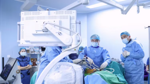 Lần đầu tiên tại Việt Nam phẫu thuật nắn chỉnh vẹo cột sống không ghép xương tại Bệnh viện TWQĐ 108