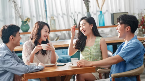 Lợi ích sức khỏe ít ai ngờ khi nói chuyện phiếm