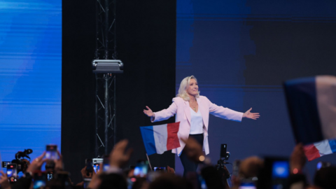 Bà Le Pen khởi động chiến dịch tranh cử Tổng thống Pháp giữa làn sóng biểu tình