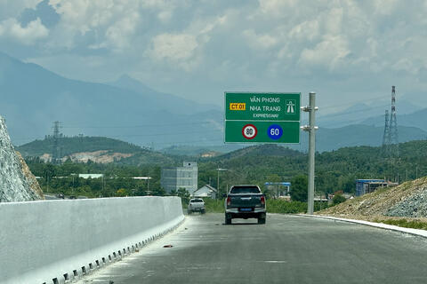 Phấn đấu đưa vào khai thác sớm 70km cao tốc Vân Phong - Nha Trang dịp 30/4