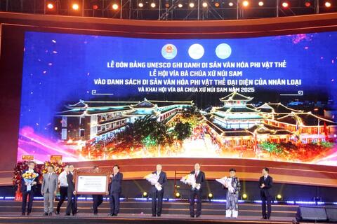 <a href="/kham-pha" title="Khám phá" rel="dofollow">Khám phá</a>