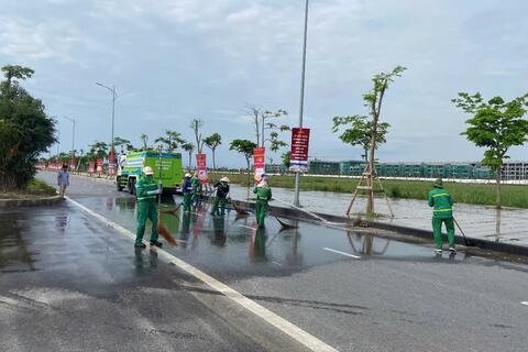 Những “chiến sỹ” thầm lặng góp phần làm đẹp Lễ hội tháng 5 của thành phố Hoa Phượng Đỏ