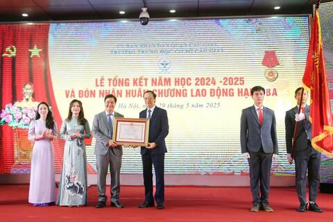 Hà Nội: Trường THCS Cầu Giấy đón nhận Huân chương Lao động hạng Ba