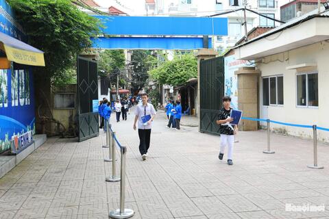 Thí sinh hoàn thành thủ tục, sẵn sàng cho bài thi môn ngữ văn