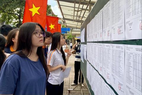 Phụ huynh Hà Nội sốt ruột chờ điểm thi lớp 10