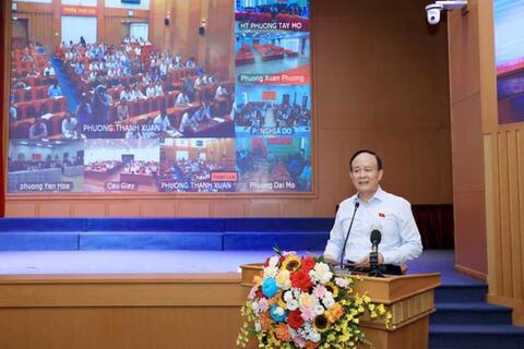 Phó Trưởng đoàn đại biểu Quốc hội thành phố Hà Nội Nguyễn Ngọc Tuấn tiếp xúc cử tri 10 phường