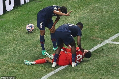 Thủ môn PSG nghẹn ngào xin lỗi cầu thủ Bayern Munich sau pha va chạm kinh hoàng