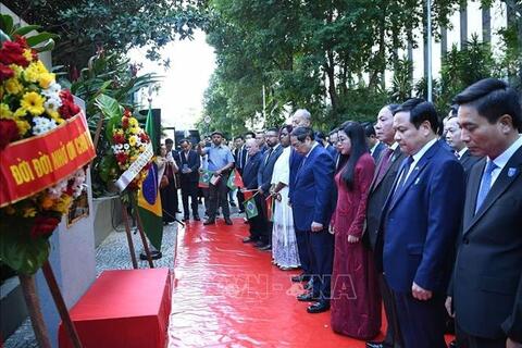 Thủ tướng Phạm Minh Chính dâng hoa tại Biển kỷ niệm Chủ tịch Hồ Chí Minh ở Rio de Janeiro