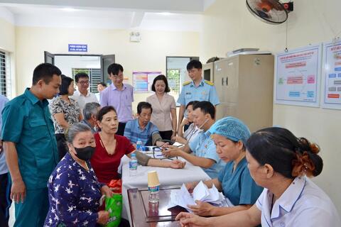 Phường Tùng Thiện: Khám, cấp thuốc miễn phí cho đối tượng chính sách