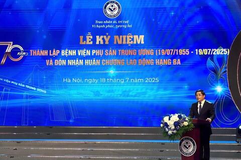 Bệnh viện Phụ sản Trung ương đón nhận Huân chương Lao động hạng Ba
