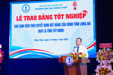 Trao bằng tốt nghiệp cho 61 tân cử nhân theo đặt hàng