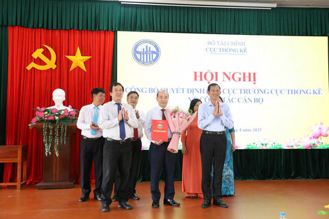 Đồng chí Nguyễn Văn Toàn chính thức nhận quyết định bổ nhiệm Trưởng Thống kê tỉnh Vĩnh Long