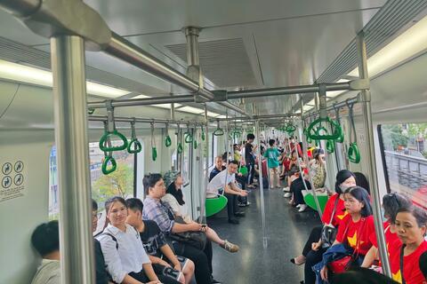 Hà Nội tạm dừng hoạt động 19 tuyến buýt, tăng thời gian chạy tàu trong ngày hợp luyện lần 1