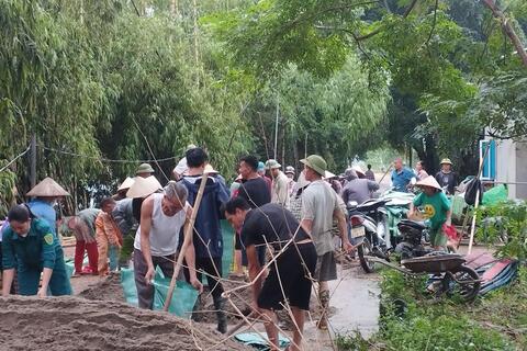 Mỹ Đức trắng đêm dầm mưa xử lý sự cố đê bao Thanh Hà