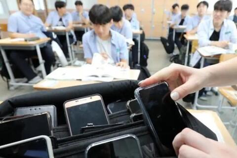 Hàn Quốc cấm smartphone trong giờ học