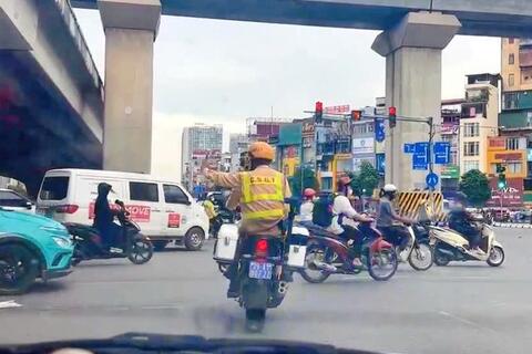 Cảnh sát giao thông Hà Nội mở đường đưa nữ giáo viên sốc phản vệ lên cơn co giật đi cấp cứu