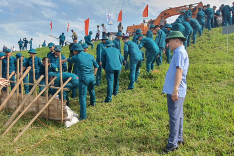Hà Nội diễn tập xử lý tình huống lũ sông Hồng vượt báo động III
