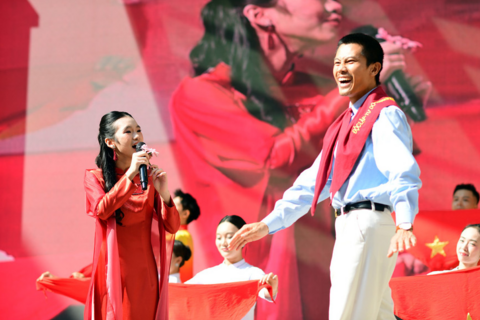 Học sinh Hà Nội hào hứng giao lưu cùng 'anh Tạ' phim Mưa đỏ