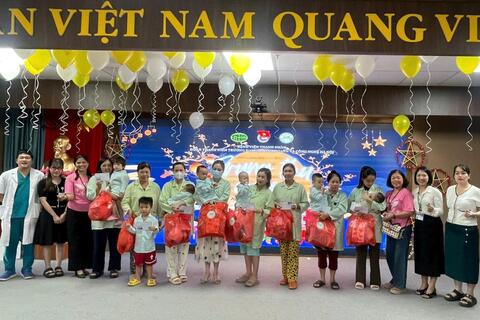 Bệnh nhi tại Bệnh viện Thanh Nhàn vui Trung thu