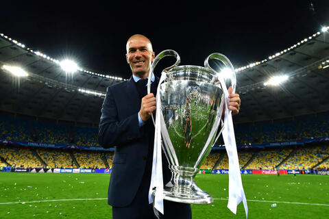 Huyền thoại Zidane tái xuất sân cỏ sau 4 năm vắng bóng