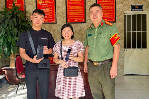 Công an phường Phú Thượng giúp người dân nhận lại số tiền chuyển nhầm