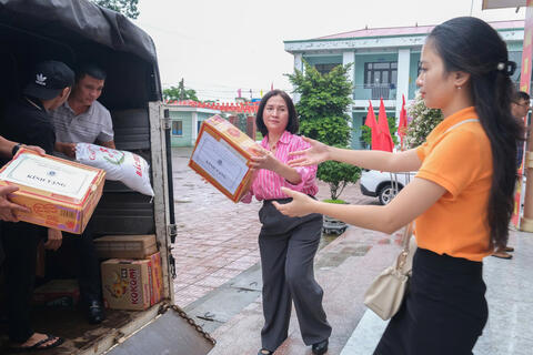 Quyên góp vở viết và đồ dùng học tập hỗ trợ học sinh Bắc Ninh bị bão lũ