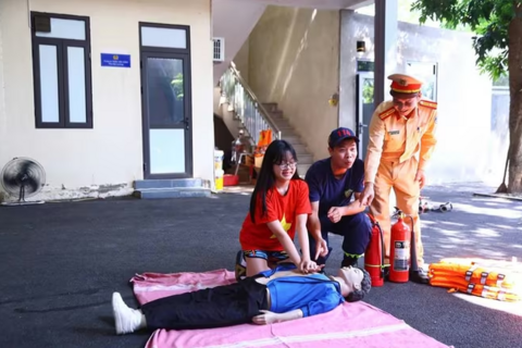 Tập huấn kỹ năng cấp cứu người đuối nước và sử dụng bình chữa cháy cho học sinh Trung học cơ sở