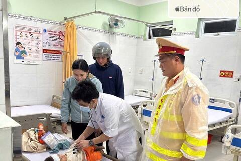 CSGT Quảng Ngãi dùng xe đặc chủng đưa cháu bé sốt cao đi cấp cứu kịp thời