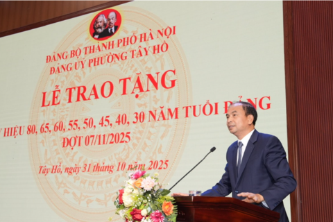 Tây Hồ: Trao Huy hiệu Đảng tặng 129 đảng viên