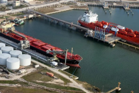 Giá dầu bật tăng trước khả năng Mỹ tấn công Venezuela