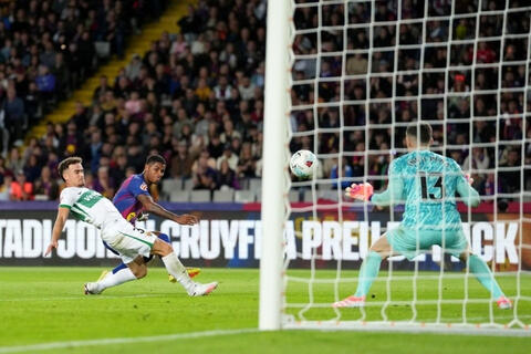 Rashford được cổ động viên Barcelona tri ân đặc biệt