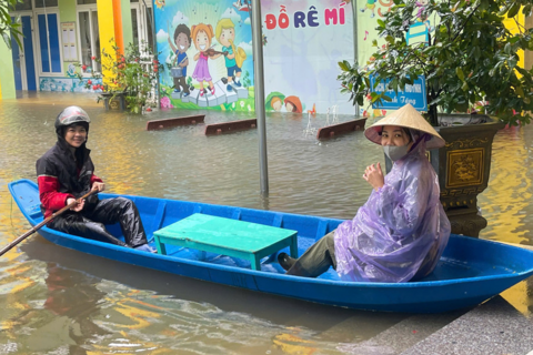 Không đợi nước rút, thầy cô Hà Tĩnh chèo thuyền đi dọn trường lớp