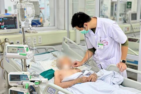 Cảnh báo tình trạng gia tăng người cao tuổi bị viêm phổi mùa lạnh