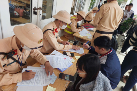 'Chặn' học sinh vi phạm pháp luật từ cổng trường