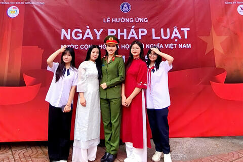 Giáo dục pháp luật về an toàn mạng: Xây 'hàng rào số' cho học sinh