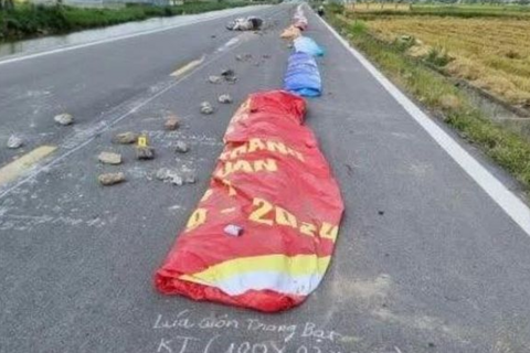 Khởi tố người phụ nữ dùng gạch đá chặn đường phơi thóc gây hậu quả nghiêm trọng