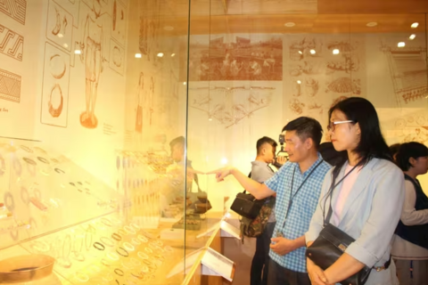 Trưng bày đồ trang sức, hiện vật tái hiện đời sống người Việt cổ tại khu di tích Vườn Chuối