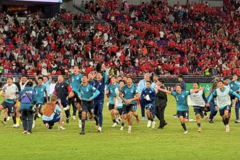 HLV bật khóc khi tuyển Singapore giành vé lịch sử tại Asian Cup