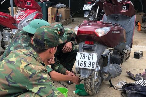Các chiến sĩ thành thợ sửa xe giúp người dân vùng lũ Đắk Lắk